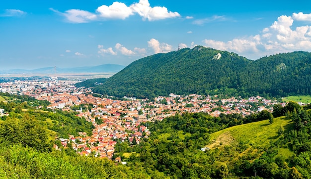 Panorama aéreo de Brasov na Transilvânia, Romênia