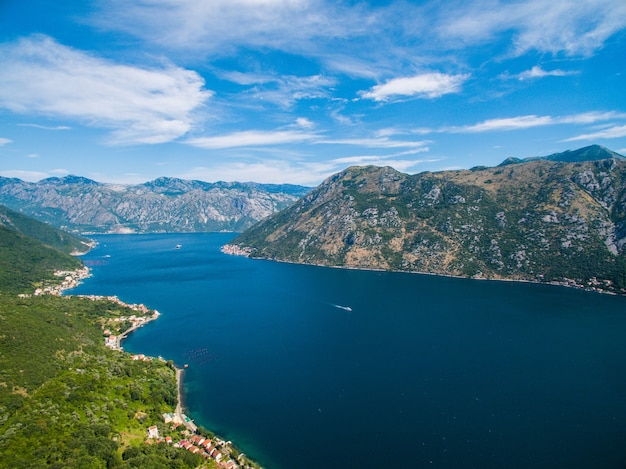 Foto panorama aéreo de verão na baía de kotor, montenegro