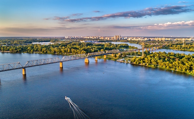 Panorama aéreo del Dnieper con el puente ferroviario Petrovsky en Kiev, capital de Ucrania