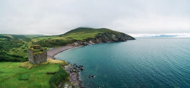 Panorama aéreo do Castelo Minard situado na Península de Dingle na Irlanda