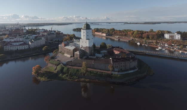 Panorama aéreo do centro histórico da área de Vyborg Water da Baía de Vyborg