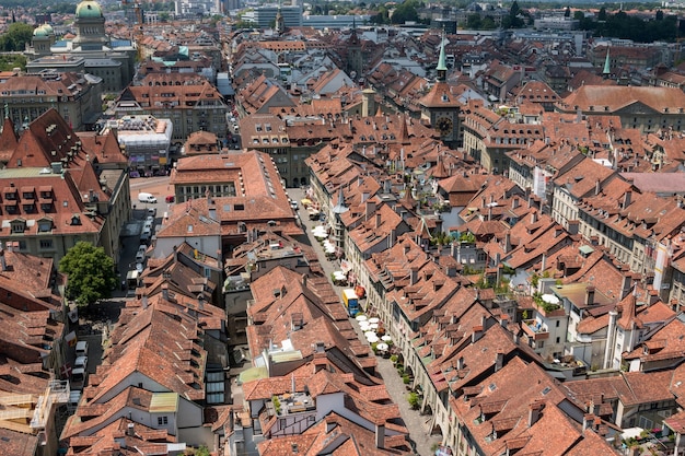 Panorama aéreo do centro histórico da cidade de Berna da Catedral de Berna, Suíça. Paisagem de verão, dia ensolarado e céu azul