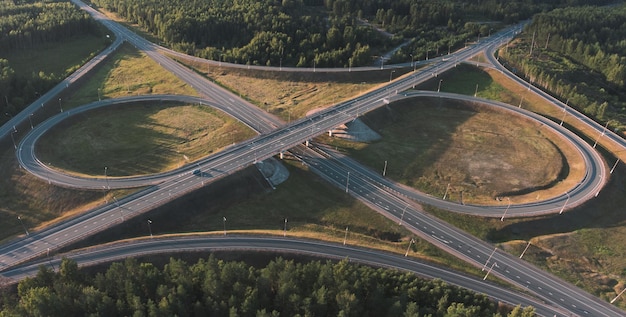 Panorama aéreo do entroncamento rodoviário Tópico de transporte motorizado e logística