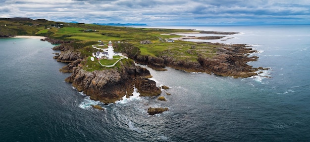 Panorama aéreo do Farol Fanad Head na Irlanda