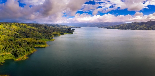 Panorama aéreo do Lago Arenal na Costa Rica