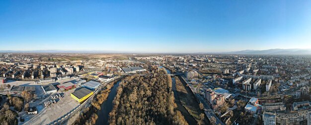 Panorama aéreo do rio Maritsa e panorama da cidade de Plovdiv, Bulgária