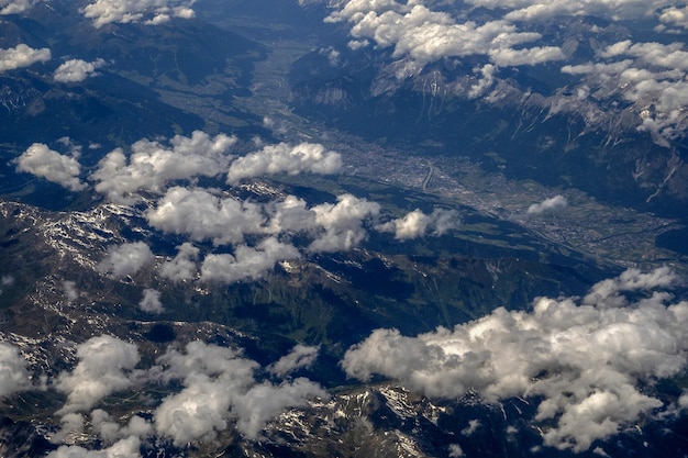 Panorama aéreo do vale de Innsbruck do avião