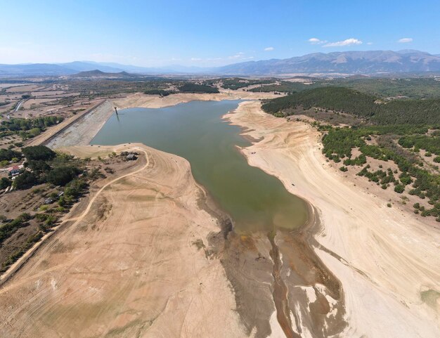 Panorama aéreo del embalse de Domlyan, Bulgaria