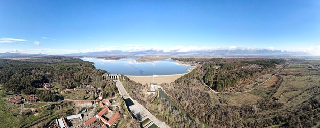 Panorama aéreo del embalse de Koprinka, Bulgaria