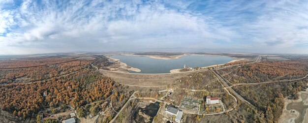 Panorama aéreo del embalse de piedra arenisca de Pyasachnik, Bulgaria