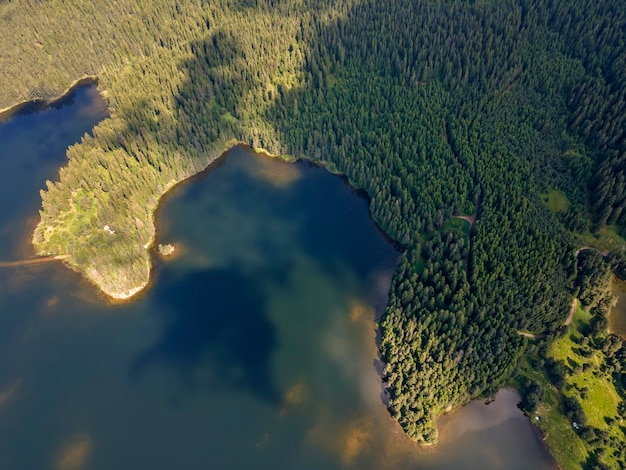 Foto panorama aéreo del embalse de shiroka polyana en bulgaria