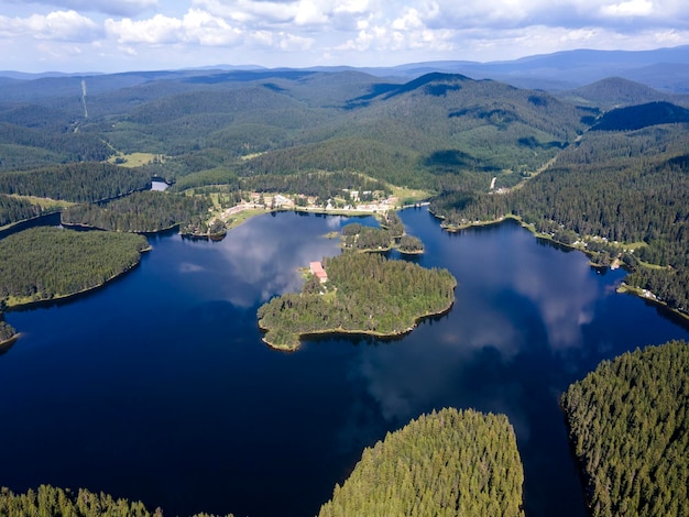 Foto panorama aéreo del embalse de shiroka polyana en bulgaria