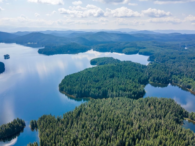 Panorama aéreo del embalse de Shiroka polyana en Bulgaria