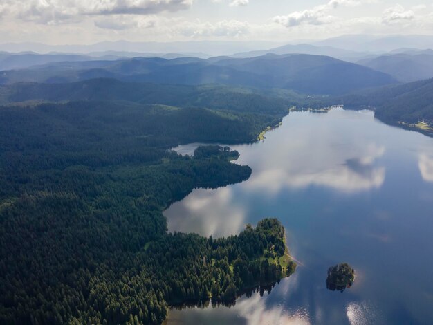 Foto panorama aéreo del embalse de shiroka polyana en bulgaria