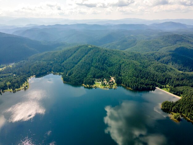 Foto panorama aéreo del embalse de shiroka polyana en bulgaria