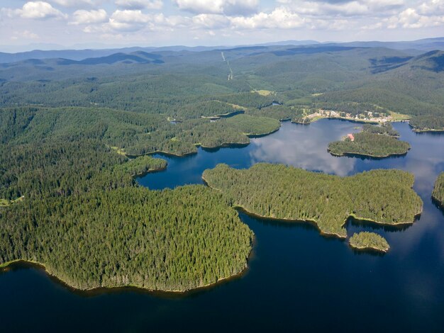 Foto panorama aéreo del embalse de shiroka polyana en bulgaria