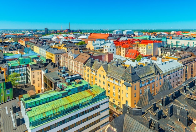 Panorama aéreo de Helsinki, Finlandia. Edificios históricos y modernos en la parte central de la ciudad.