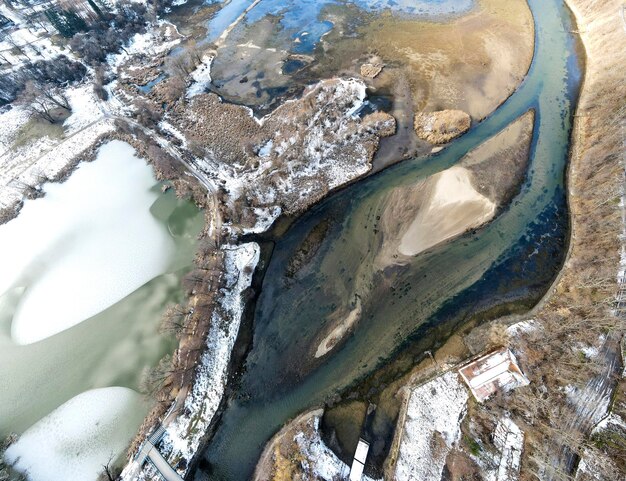 Panorama aéreo de invierno del lago Pancharevo, Bulgaria