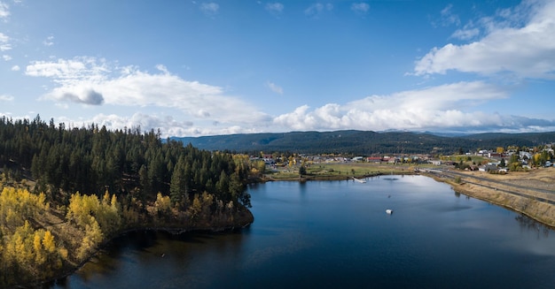 Panorama aéreo del lago Logan