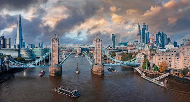 Panorama aéreo del London Tower Bridge y el río Támesis, Inglaterra, Reino Unido. Hermoso Tower Bridge en Londres.