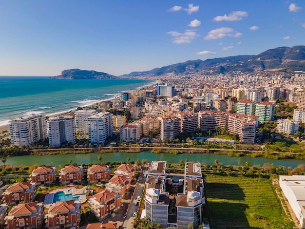 panorama aéreo del mar y la ciudad de alanya