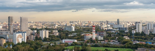 Panorama aéreo de moscú con vista al distrito de la ciudad panorama de la ciudad rusa durante la puesta de sol ruso