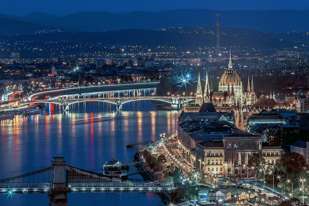 Panorama aéreo noturno de Budapeste sobre o Danúbio e o parlamento pendurado