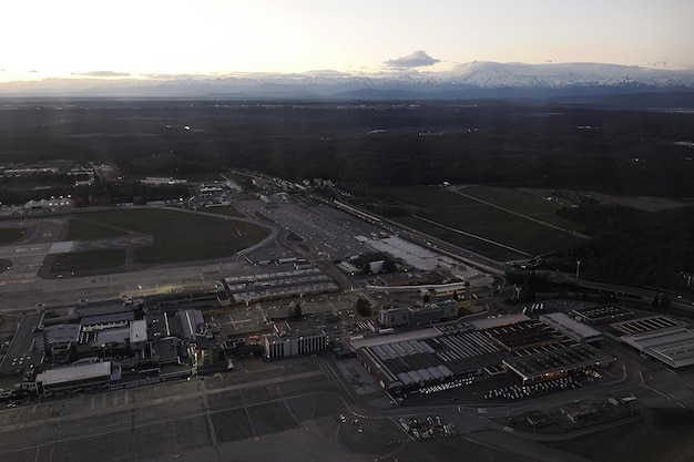 Panorama aéreo O aeroporto de Malpensa em Milão Itália vista após o pôr do sol no inverno