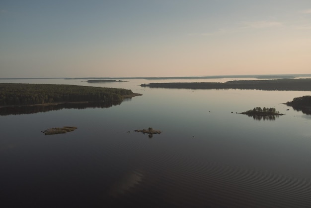 Panorama aéreo de la zona de agua del río.