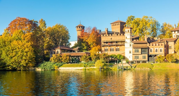 Panorama al aire libre de Turín Italia con el pintoresco castillo de Turín Valentino al amanecer en otoño