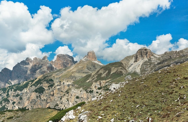 Panorama de los Alpes dolomitas Tre Cime di Lavaredo en Italia