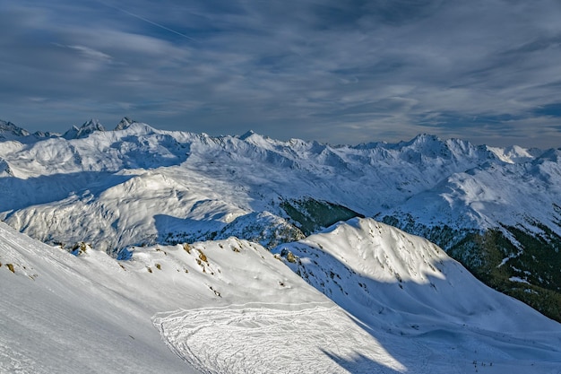 Panorama de los alpes suizos de la montaña parsenn en invierno