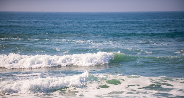 Panorama am Meer schöne Meereslandschaft tropisches Meer Ozean oder Meereswellen