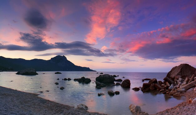 Panorama del amanecer en la bahía del mar