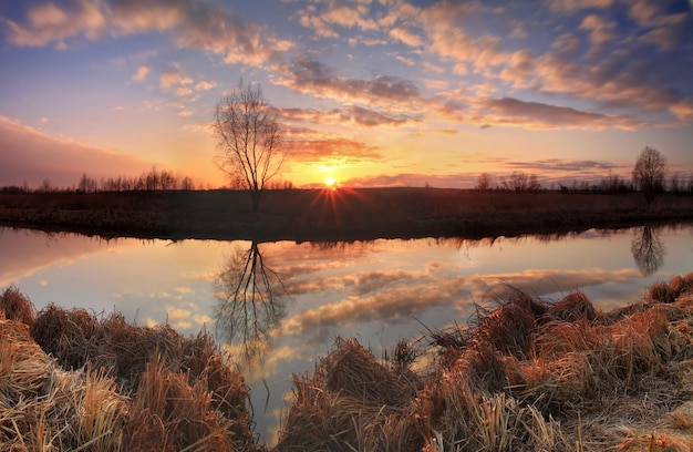 Panorama del amanecer en el río