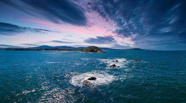 Panorama an Land auf einer Halbinsel im Schwarzen Meer in Bulgarien unter Gewitterhimmel