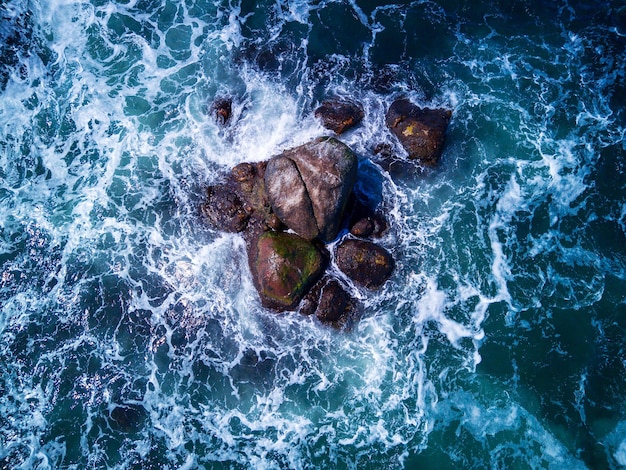 Panorama an Land auf einer Halbinsel im Schwarzen Meer in Bulgarien unter Gewitterhimmel