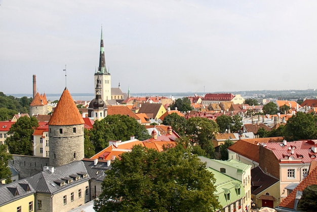 Panorama antigo de Tallinn com mar Báltico