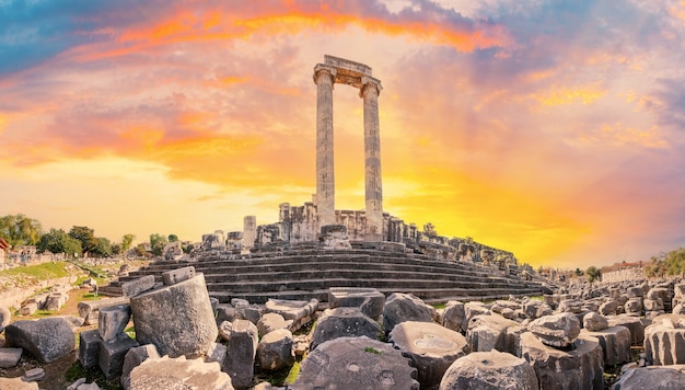 Panorama del antiguo templo de Apolo en la ciudad de Didim al atardecer. pavo