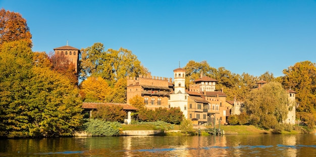 Panorama ao ar livre de Turim Itália com o cênico castelo de Turim Valentino ao nascer do sol no outono