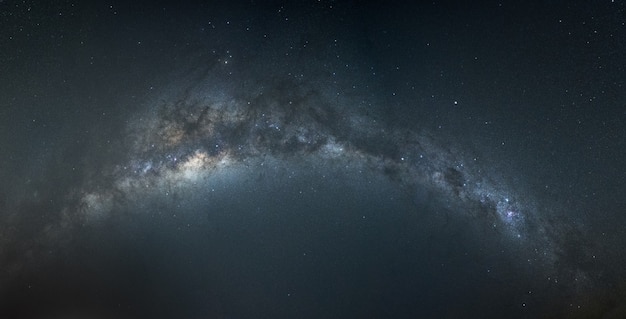 Foto panorama del arco de la vía láctea aislado