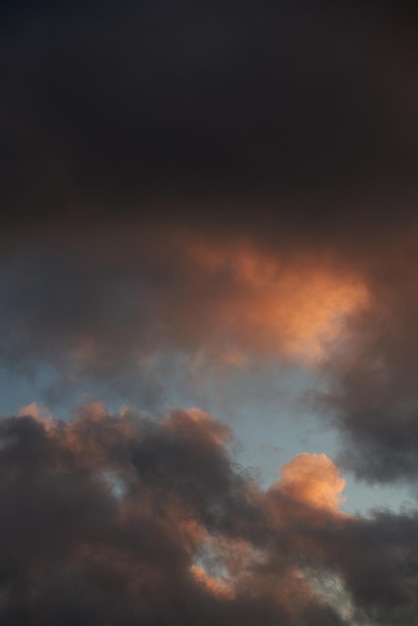 Panorama atardecer cielo y fondo de nubes