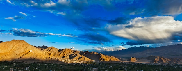 Panorama del atardecer de Leh. Ladakh, India