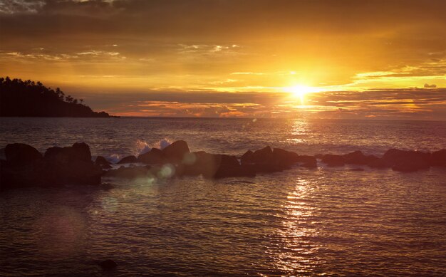 Panorama del atardecer del océano. Mirissa, Sri Lanka