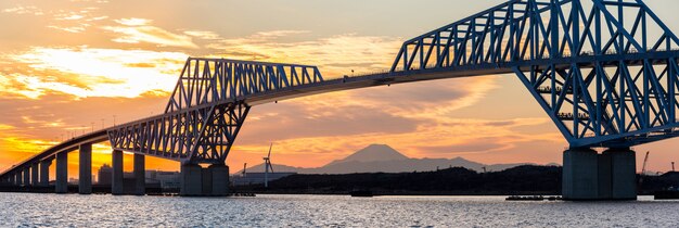 Panorama del atardecer del puente de la puerta de Tokio