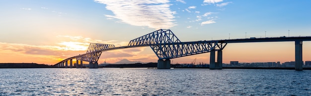 Panorama del atardecer del puente de la puerta de Tokio