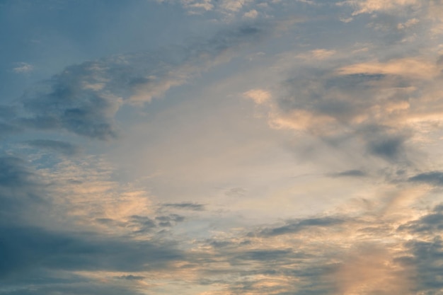 Panorama de la atmósfera Cielo dramático Atardecer Amanecer Naranja oscuro rosa amarillo azul rosa nube fondo