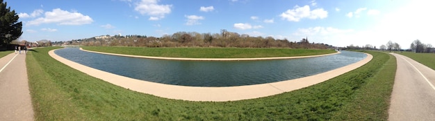 Panorama-Aufnahme des Kanals an der Straße gegen den Himmel