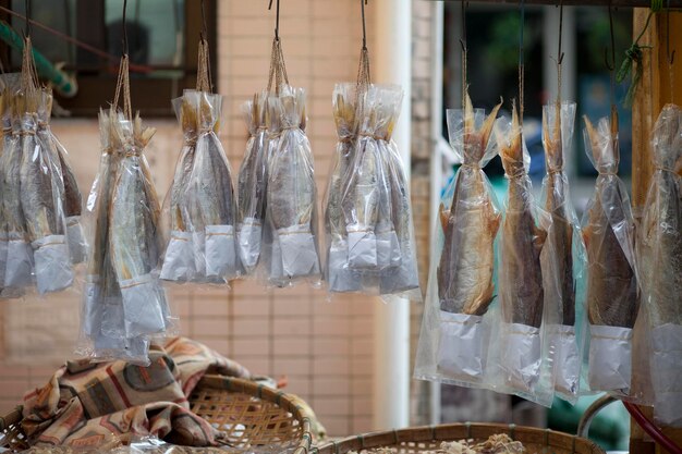 Foto panorama-aufnahme von fisch zum verkauf auf dem markt