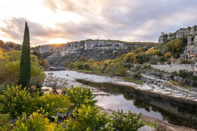 Panorama aus dem mittelalterlichen Dorf Balazuc über der Ardeche Fotografie in Frankreich